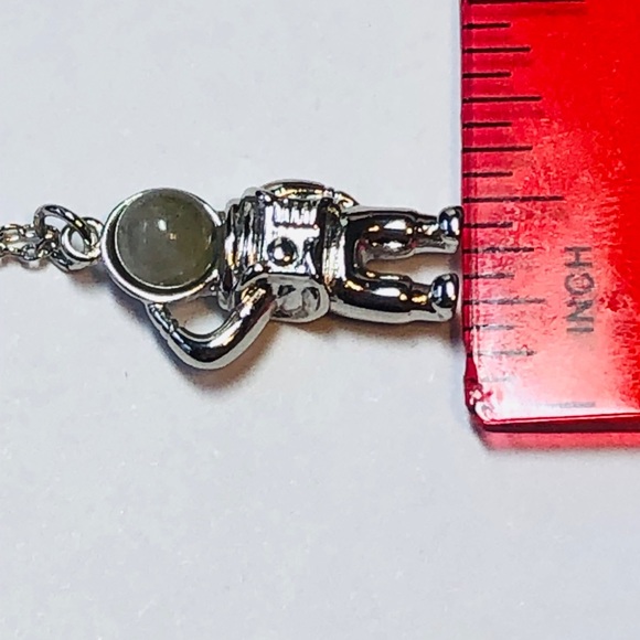 Astronaut Quartz Pendant - Picture 5 of 8
